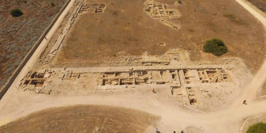 Ο Δήμαρχος Πάφου παρέλαβε τον τόμο με τα αποτελέσματα των ανασκαφών στην Αρχαία Αγορά